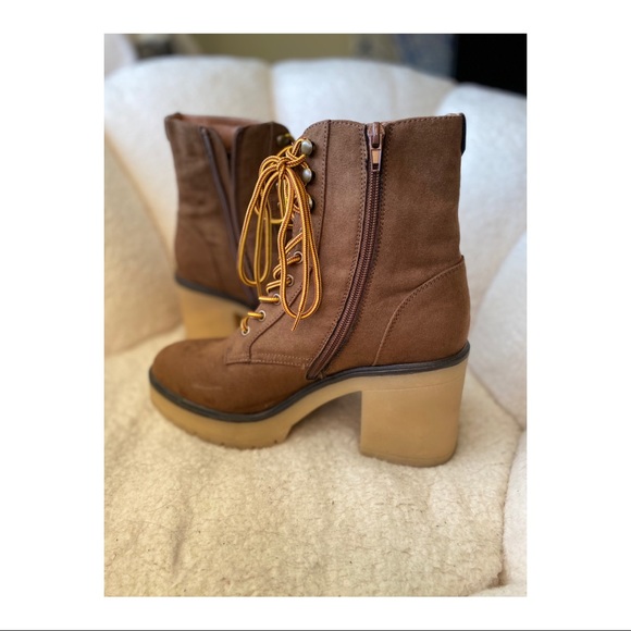 Chunky heeled boots - Picture 3 of 3